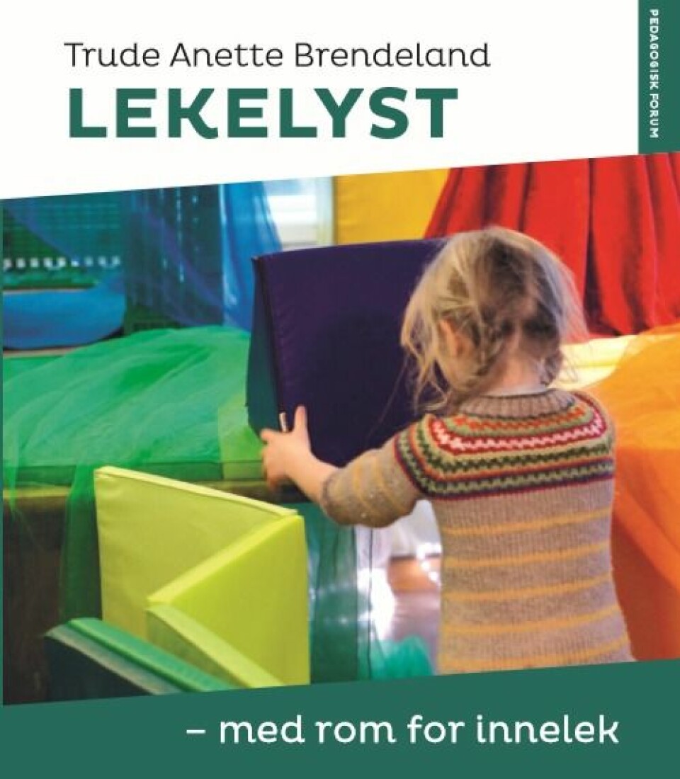 «Lekelyst – med rom for innelek» er skrevet av Trude Anette Brendeland og gis ut på forlaget Pedagogisk Forum.