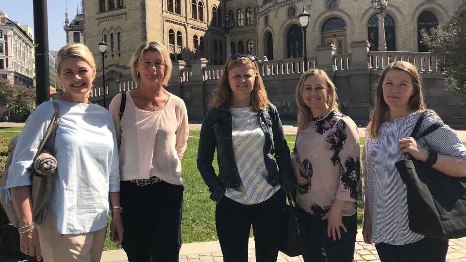 Ina Therese Eian, Mette Bakken, Hege Paulsen, Hege Hoås Lier og Liv Fosserud fra Østfold møtte 'sine' stortingspolitikere mandag.