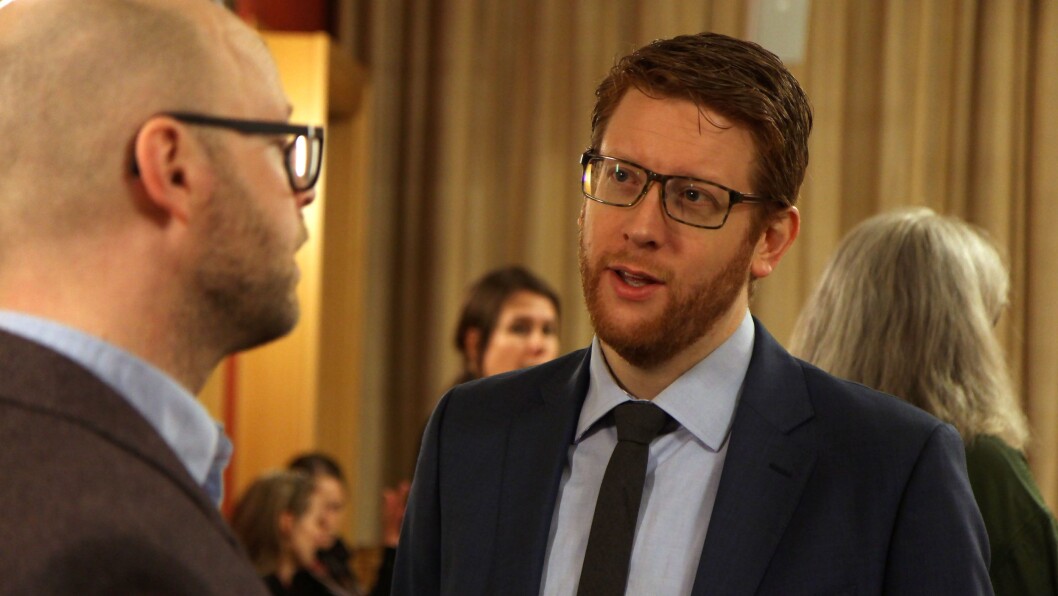 Arbeiderpartiets utdanningspolitiske talsperson Martin Henriksen. Her i samtale med Bergen-byråd Pål Hafstad Thorsen (Ap), en av mange som har tatt til orde for at normen må fullfinansieres før den settes i verk. Foto: Øyvind Johansen Arbeiderpartiets utdanningspolitiske talsperson Martin Henriksen. Her i samtale med Bergen-byråd Pål Hafstad Thorsen (Ap), en av mange som har tatt til orde for at normen må fullfinansieres før den settes i verk. Foto: Øyvind Johansen