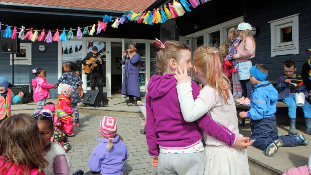 England Brooks sørget for å skape skikkelig stemning da Asphaugen barnehage inviterte til festival. England Brooks sørget for å skape skikkelig stemning da Asphaugen barnehage inviterte til festival.