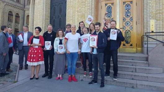 Foreldreopprøret og Barnehageopprøret dannet felles front da de overleverte 27.000 underskrifter til kunnskapsminister Jan Tore Sanner tidligere i vår. Foreldreopprøret og Barnehageopprøret dannet felles front da de overleverte 27.000 underskrifter til kunnskapsminister Jan Tore Sanner tidligere i vår.