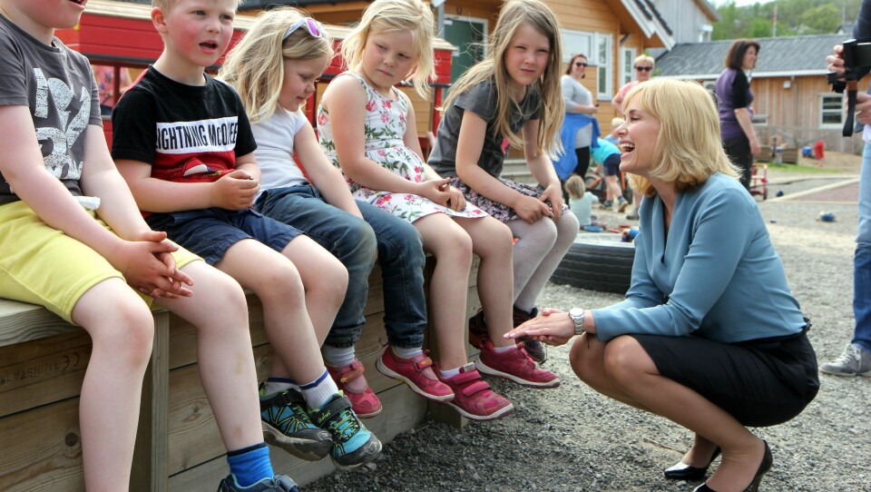Anne Lindboe blir ny administrerende direktør i PBL. Mandag besøkte hun store og små i Lillevolden barnehage i Bodø. Foto: Mariell Tverrå Løkås