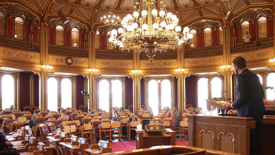 Saksordfører Martin Henriksen (Ap) var flere ganger oppe for å kritisere regjeringens arbeid med bemanningsnormen, da saken ble behandlet i Stortinget torsdag. Foto: Silje Wiken Sandgrind