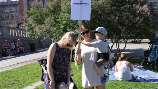 Carine Dahl og Tine Solem var blant foreldrene som hadde møtt opp foran Stortinget for å delta på streikemarkeringen. Carine Dahl og Tine Solem var blant foreldrene som hadde møtt opp foran Stortinget for å delta på streikemarkeringen.
