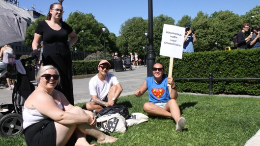 «Bemanningsnorm i hele åpningstiden» var et av slagordene på plakatene som ble holdt opp under markeringen. «Bemanningsnorm i hele åpningstiden» var et av slagordene på plakatene som ble holdt opp under markeringen.