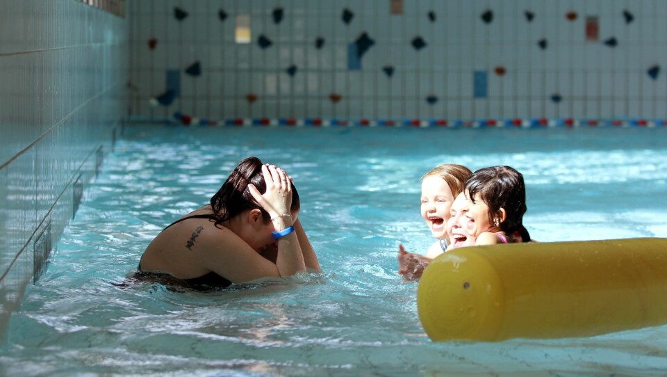 At barna skal ha prøve for å teste ferdighetene, forhindrer ikke at de kan ha det artig i bassenget.
