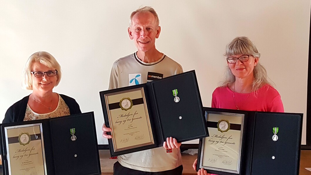 Eva Hop Johannessen, Ottar Foss og Hanne Lunde med de synlige bevisene på at de har hatt lang tjeneste på en og samme arbeidsplass. Foto: privat Eva Hop Johannessen, Ottar Foss og Hanne Lunde med de synlige bevisene på at de har hatt lang tjeneste på en og samme arbeidsplass. Foto: privat