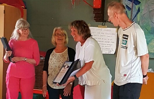 Styrer Bente Borgen var den som tok initiativet til overrekkelsen - og som også delte ut medaljer og diplomer - under fellessamlingen i forrige uke. Styrer Bente Borgen var den som tok initiativet til overrekkelsen - og som også delte ut medaljer og diplomer - under fellessamlingen i forrige uke.