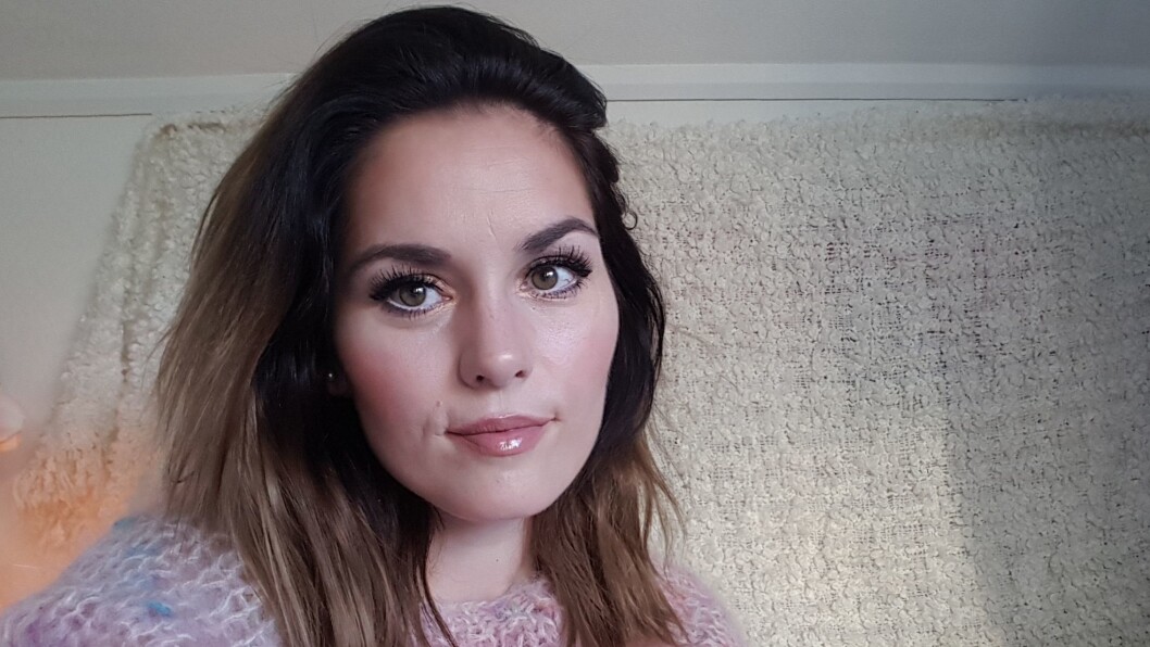 Kine Myhre er mor, ped-leder på disp og ABLU-student. I denne teksten kan du blant annet lese hvordan en tavlepost kunne sett ut dersom barnehagelærerne skrellet bort kosen og brukte fagspråket sitt. Foto: privat Kine Myhre er mor, ped-leder på disp og ABLU-student. I denne teksten kan du blant annet lese hvordan en tavlepost kunne sett ut dersom barnehagelærerne skrellet bort kosen og brukte fagspråket sitt. Foto: privat
