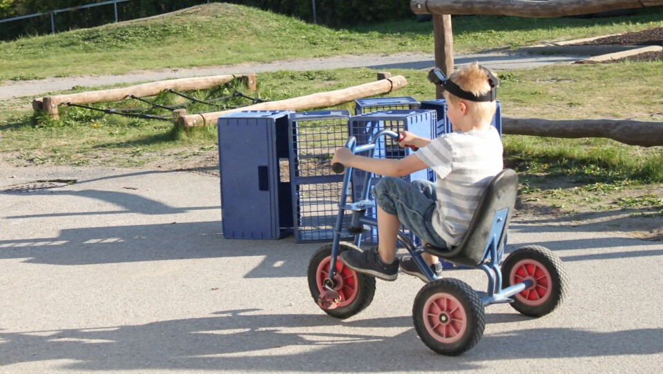 I en av scenene i videoen ble det tatt i bruk et gopro-kamera for å gi seerne opplevelsen av å være barnet på sykkel.