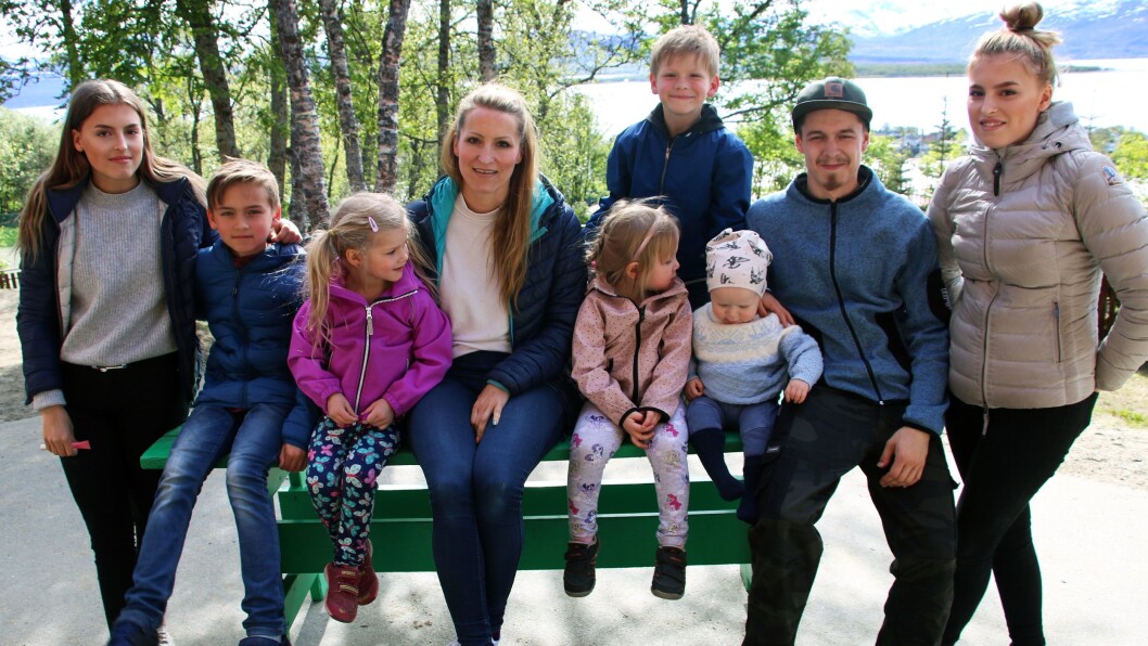 Kine med Mari Øien (17), Elias Øien (11) , Tonje Øien (17), Mille Steffenakk (4), Jakop Steffenakk (6) (stående bak), Ada Kantojärvi (3), Marcus Kantojärvi (23) og Leo Kantojärvi (1). Kine med Mari Øien (17), Elias Øien (11) , Tonje Øien (17), Mille Steffenakk (4), Jakop Steffenakk (6) (stående bak), Ada Kantojärvi (3), Marcus Kantojärvi (23) og Leo Kantojärvi (1).