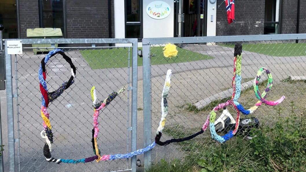 Med fingerhekling og ståltråd har barn og voksne i Espira Marienfryd barnehage i Oslo pyntet porten med ordet 