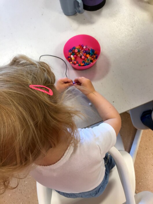 Her er en av barna fra barnehagen i gang med å perle et armbånd til festen. Her er en av barna fra barnehagen i gang med å perle et armbånd til festen.