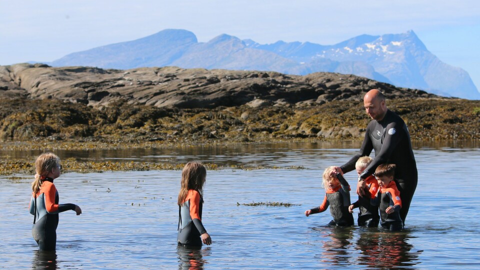 Disse barna skal begynne svømmeopplæringen for fullt til neste år, men fikk lov til å prøve seg i det iskalde vannet. Styrer Jan Magnus Mikalsen planlegger å kjøpe enda flere våtdrakter.