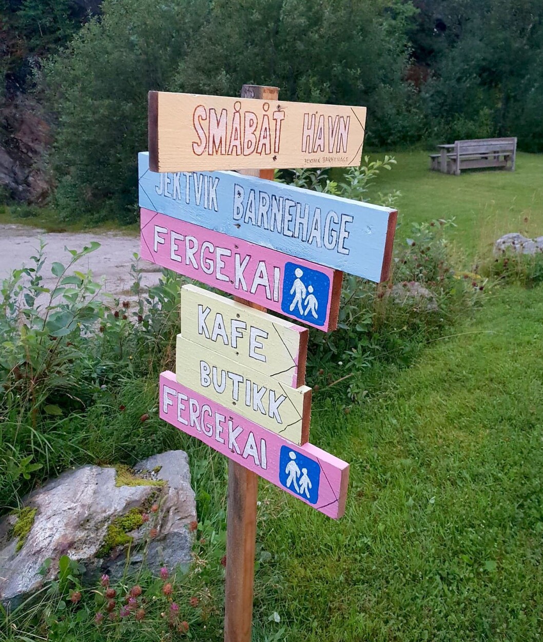 Disse skiltene skal vise turistene vei i Jektvik. Disse skiltene skal vise turistene vei i Jektvik.