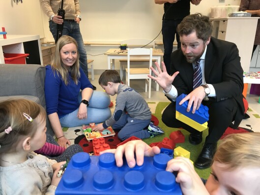 Kunnskapsminister Torbjørn Røe Isaksen i Hundsund barnehage i Bærum da den nye rammeplanen ble lansert 24. april 2017. Kunnskapsminister Torbjørn Røe Isaksen i Hundsund barnehage i Bærum da den nye rammeplanen ble lansert 24. april 2017.