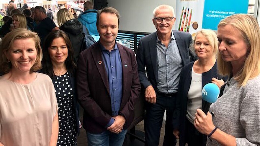 Fra venstre fagdirektør Anne Kristin Vie i Forbrukerrådet, professor Liv Elin Torheim, leder i nasjonalt råd for ernæring, leder i Kost- og ernæringsforbundet Arnt Steffensen, administrerende direktør Arild M. Olsen i PBL, eldre- og folkehelseminister Åse Michaelsen og avdelingssjef for kommunikasjon Anne-Lise Mørch von der Fehr i Delta. Fra venstre fagdirektør Anne Kristin Vie i Forbrukerrådet, professor Liv Elin Torheim, leder i nasjonalt råd for ernæring, leder i Kost- og ernæringsforbundet Arnt Steffensen, administrerende direktør Arild M. Olsen i PBL, eldre- og folkehelseminister Åse Michaelsen og avdelingssjef for kommunikasjon Anne-Lise Mørch von der Fehr i Delta.