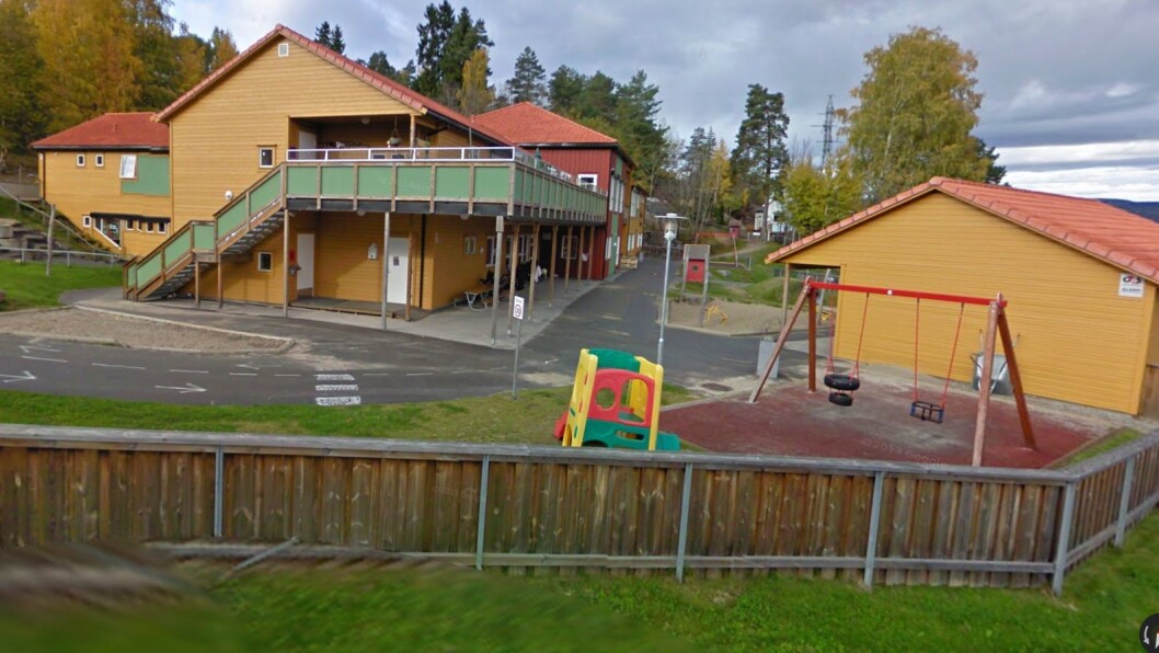 Det var i Maurtua barnehage i Skien at en ulvehund hoppet over gjerdet og kom inn på lekeområdet og bet en treårig gutt stygt. Foto: Googlemaps Det var i Maurtua barnehage i Skien at en ulvehund hoppet over gjerdet og kom inn på lekeområdet og bet en treårig gutt stygt. Foto: Googlemaps