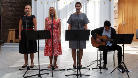 Lærerne Mirjam Dahl Bergsland, Hanne Bæverfjord, Thomas Nguyen og Ingrid Velle bidro med musikk og sang. Lærerne Mirjam Dahl Bergsland, Hanne Bæverfjord, Thomas Nguyen og Ingrid Velle bidro med musikk og sang.