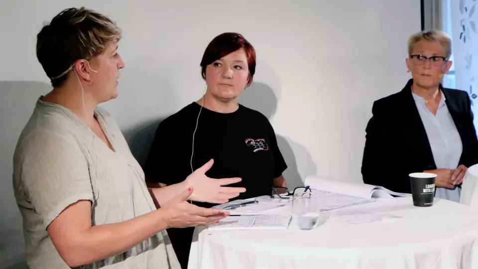 Fra venstre Camilla Otterlei, Nina Turøy og Marianne Godtfredsen deltok i samtalen om mobbing i barnehagen.