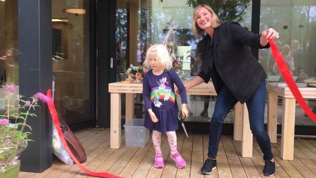 Byråd for oppvekst og kunnskap, Inga Marte Thorkildsen (SV), fikk æren av å klippe snoren og erklære Nordtvet gård barnehage for åpnet. Barnehagen åpner dørene for barn og ansatte 27. august. Byråd for oppvekst og kunnskap, Inga Marte Thorkildsen (SV), fikk æren av å klippe snoren og erklære Nordtvet gård barnehage for åpnet. Barnehagen åpner dørene for barn og ansatte 27. august.