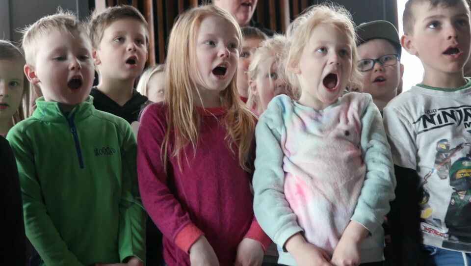 Skjermdump fra videoen med Gnist-barna som synger. Lenger ned i artikkelen kan du se den i sin helhet.