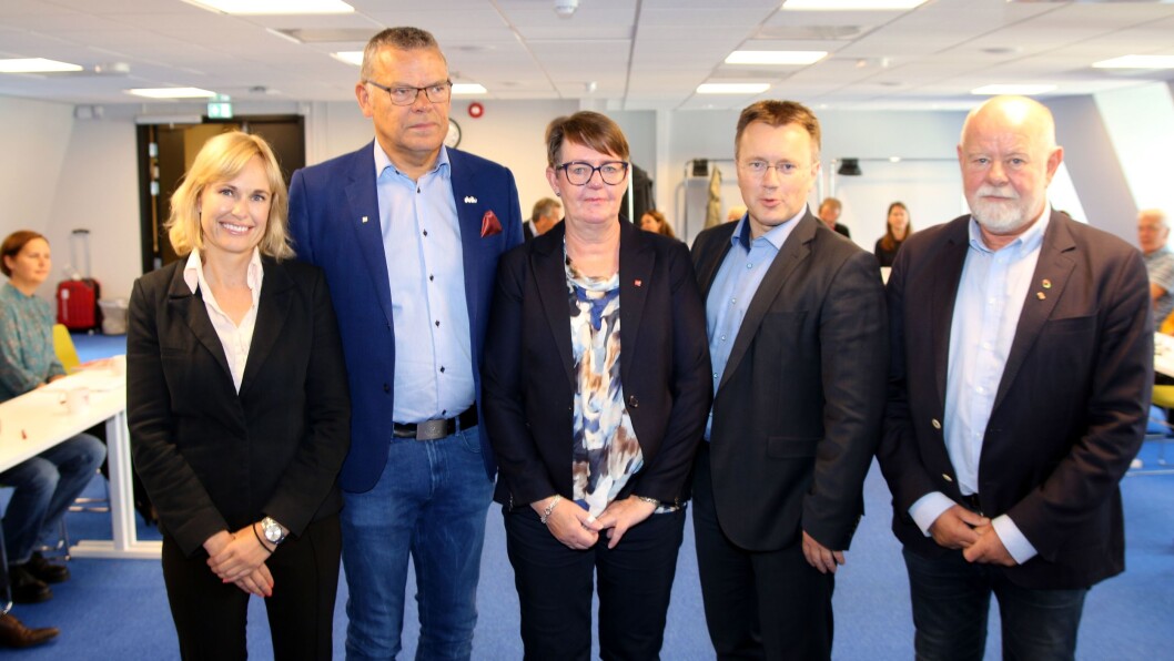 Anne Lindboe (til venstre) deltar i forhandlingene på sin andre arbeidsdag som administrerende direktør i PBL. Hun møter Trond Ellefsen fra Delta, Anne Green Nilsen fra Fagforbundet, Espen Rokkan fra PBL og Terje Skyvuldstad i Utdanningsforbundet. Anne Lindboe (til venstre) deltar i forhandlingene på sin andre arbeidsdag som administrerende direktør i PBL. Hun møter Trond Ellefsen fra Delta, Anne Green Nilsen fra Fagforbundet, Espen Rokkan fra PBL og Terje Skyvuldstad i Utdanningsforbundet.