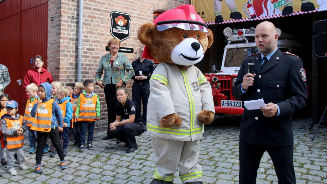 Rikard Heimen fra TBRT og brannbjørnen Bjørnis var til stede for å åpne Barnas Brannstasjon sammen med blant andre ordfører i Oslo Marianne Borgen, prosjektleder June Persdatter Bjørkli og barn fra Radarveien barnehage. Rikard Heimen fra TBRT og brannbjørnen Bjørnis var til stede for å åpne Barnas Brannstasjon sammen med blant andre ordfører i Oslo Marianne Borgen, prosjektleder June Persdatter Bjørkli og barn fra Radarveien barnehage.