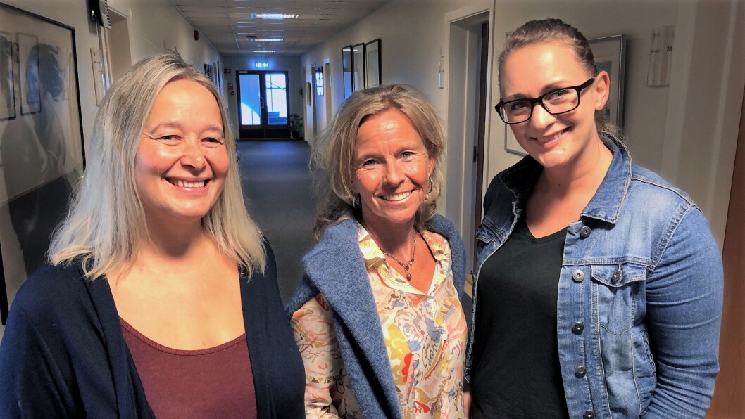 Anne Torhild Andersen (til venstre) fra Smååsane barnehage og Elisabeth Dovland (til høyre) fra Læringsverkstedet Søndagsbakken Solkollen er veiledere og mentorer. - Vi har et veldig flott tilbud, har drevet over mange år - og er svært fornøyd med hvordan dette fungerer, sier rådgiver Bess Thormodsæter (midten) i Vennesla kommune. Foto: Odd-Inge Uleberg, Vennesla kommune Anne Torhild Andersen (til venstre) fra Smååsane barnehage og Elisabeth Dovland (til høyre) fra Læringsverkstedet Søndagsbakken Solkollen er veiledere og mentorer. - Vi har et veldig flott tilbud, har drevet over mange år - og er svært fornøyd med hvordan dette fungerer, sier rådgiver Bess Thormodsæter (midten) i Vennesla kommune. Foto: Odd-Inge Uleberg, Vennesla kommune