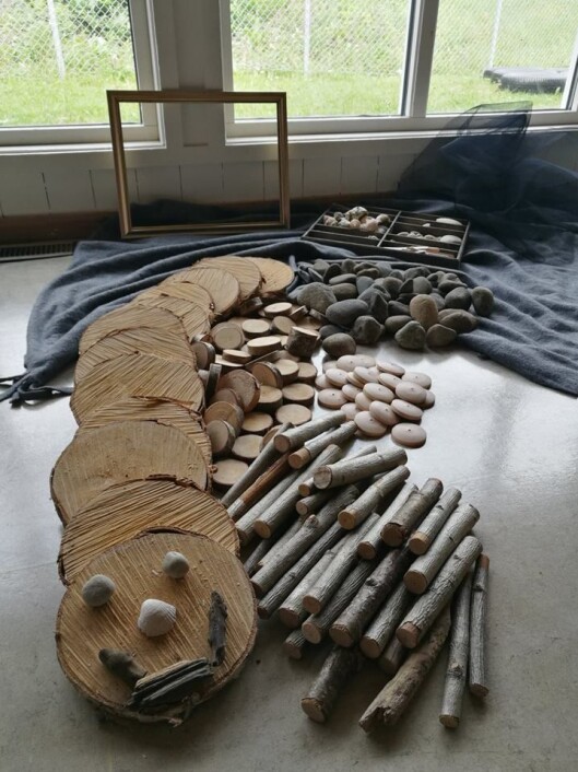 «Vi ser også tydelig at barna har blitt mer kreative i leken sin på kort tid, og dette tror vi har noe med at vi har begynt å bruke mer udefinerbart lekemateriell. «Vi ser også tydelig at barna har blitt mer kreative i leken sin på kort tid, og dette tror vi har noe med at vi har begynt å bruke mer udefinerbart lekemateriell.