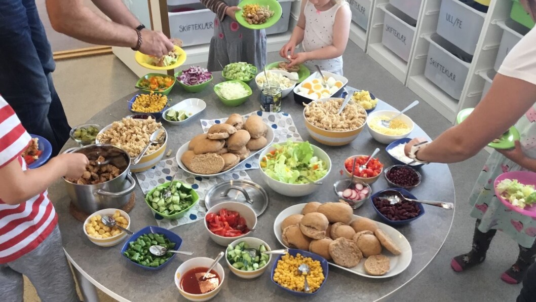 Med jevne mellomrom arrangerer Akrobaten barnehage felles buffet for alle avdelingene sine. Med jevne mellomrom arrangerer Akrobaten barnehage felles buffet for alle avdelingene sine.