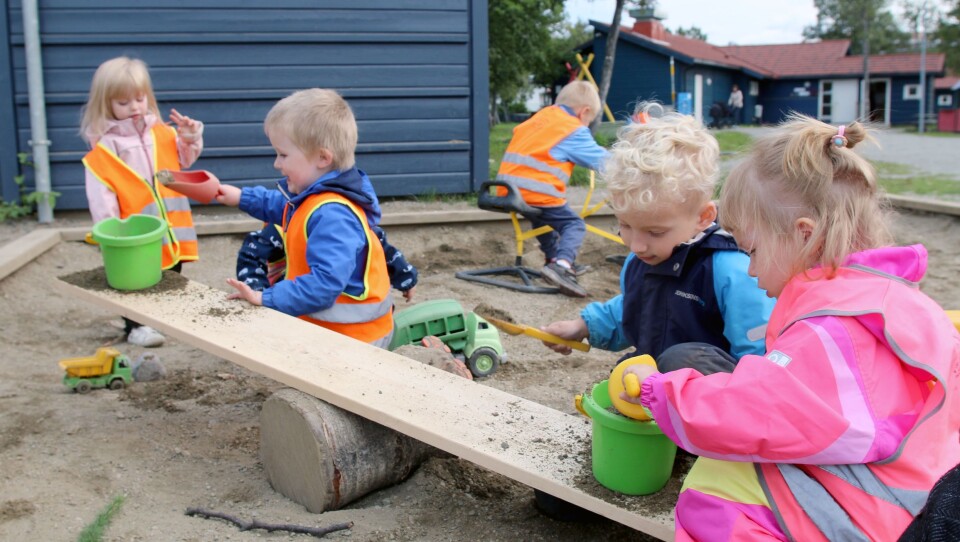 De minste barna bruker planken som vektstang, og finner ut hvor mye sand som må til for å få planken ned på sin side.