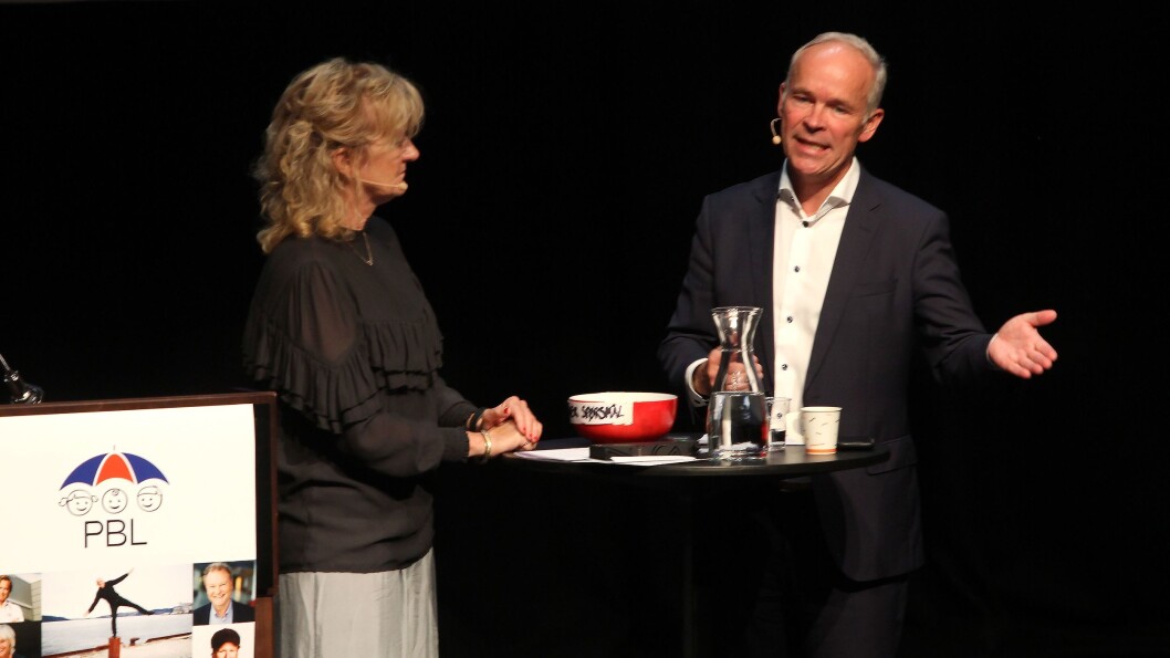 Kunnskaps- og integreringsminister Jan Tore Sanner (H) ble intervjuet av konferansier Trude Teige, basert på spørsmålene fra deltakerne under PBLs lederkonferanse. Foto: PBL Kunnskaps- og integreringsminister Jan Tore Sanner (H) ble intervjuet av konferansier Trude Teige, basert på spørsmålene fra deltakerne under PBLs lederkonferanse. Foto: PBL