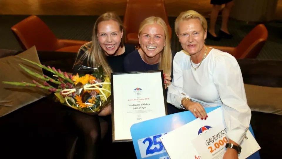 Fra venstre de pedagogiske lederne Seline Risan Sævre og Mette Drivdal, og daglig leder Annette Strand, var henrykte og rørte etter at Norlandia Skistua barnehage ble utnevnt til Årets barnehage 2018.