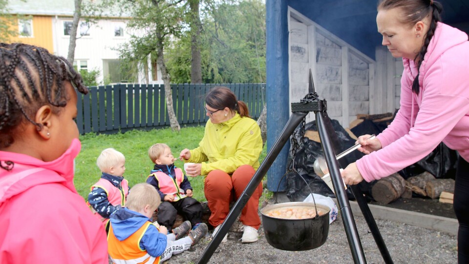 Sølvi Dahl (til høyre) har fått gode hjelp fra barna til å tilberede dagens lunsj.