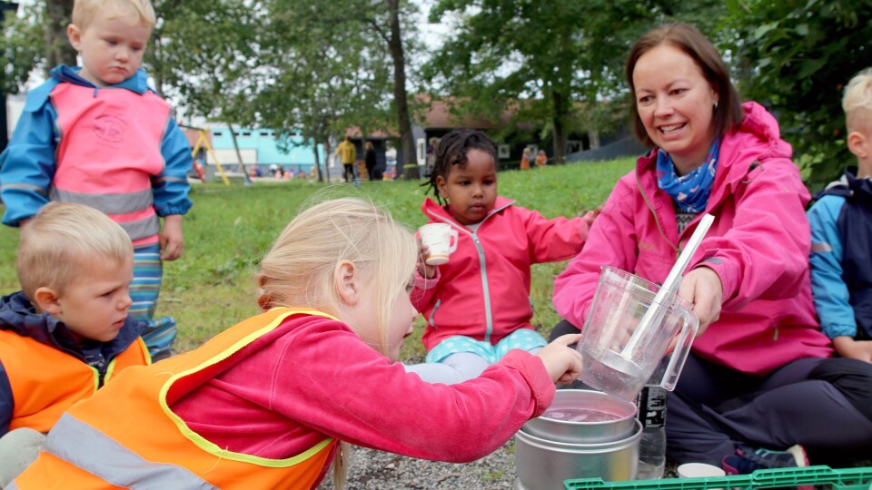 Pedagogisk leder Anita Evjen Pettersen sier de ansatte er blitt flinke til å bruke innholdet i rammeplanen når aktiviteter utendørs skal planlegges og gjennomføres.