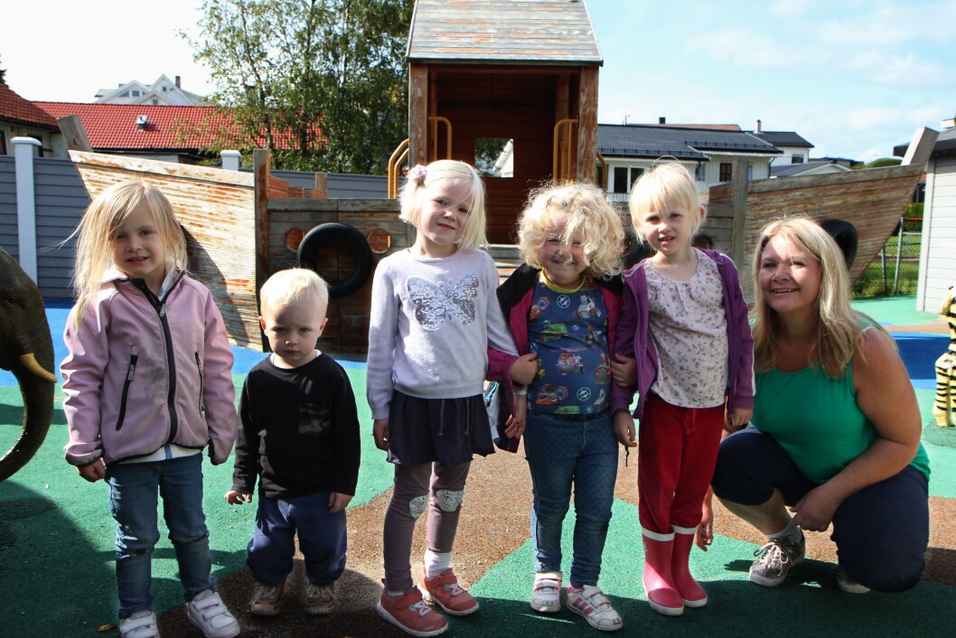 Leah (3 1/2) , Benjamin (2), Elisabeth (5 1/2), Sara (4) og Pauline (5 1/2) er sammen med daglig leder Hilde Sundnes stolte av Noahs Ark som pryder lekeområdet til Bedehusbarnehagen. Foto: Øyvind Johansen Leah (3 1/2) , Benjamin (2), Elisabeth (5 1/2), Sara (4) og Pauline (5 1/2) er sammen med daglig leder Hilde Sundnes stolte av Noahs Ark som pryder lekeområdet til Bedehusbarnehagen. Foto: Øyvind Johansen