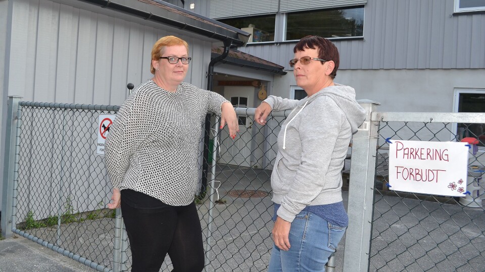 Trine Vaarala (til venstre) og Rita Jørgensen Nyhus er frustrert over at de ikke lenger får jobbe i én barnehage. Kommunen mener opprettelsen av en vikarpool - eller ressursbank - er til barnas beste. Foto: Jan Rasmussen