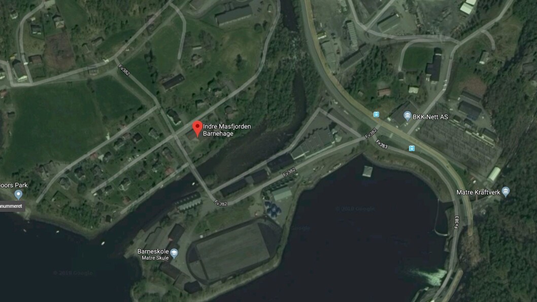 Indre Masfjorden barnehage ligger like ved Matreelva, der kranen står i forbindelse med arbeid på ei bru. Foto: Googlemaps Indre Masfjorden barnehage ligger like ved Matreelva, der kranen står i forbindelse med arbeid på ei bru. Foto: Googlemaps