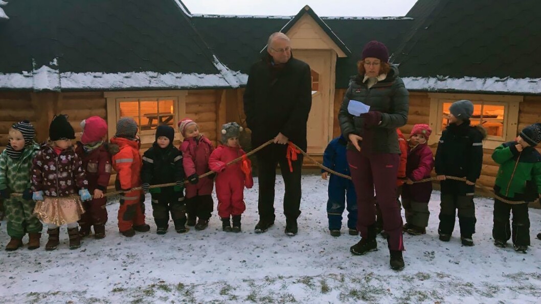 Ragnhild Antonie Finden i Kausvol gardsbarnehage frykter at private barnehager i Stange vil måtte legge ned dersom de ikke får mer tilskudd til å innfri bemanningsnormen. BIldet er tatt da ordfører Nils A. Røhne (Ap) i fjor besøkte barnehagen i forbindelse med åpningen av en ny grillhytte. Foto: Kausvol gardsbarnehage Ragnhild Antonie Finden i Kausvol gardsbarnehage frykter at private barnehager i Stange vil måtte legge ned dersom de ikke får mer tilskudd til å innfri bemanningsnormen. BIldet er tatt da ordfører Nils A. Røhne (Ap) i fjor besøkte barnehagen i forbindelse med åpningen av en ny grillhytte. Foto: Kausvol gardsbarnehage