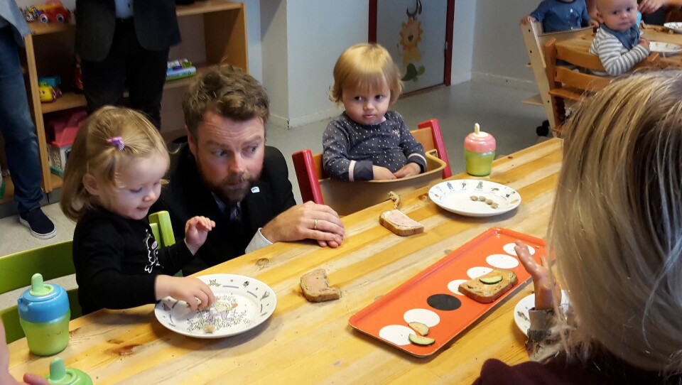 Næringsminister Torbjørn Røe Isaksen, her på barnehagebesøk i Ålesund da han var kunnskapsminister. Foto: Silje Wiken Sandgrind