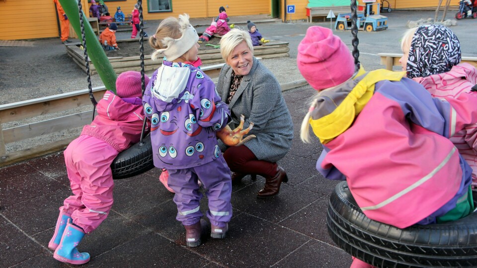 Finansminister Siv Jensen (Frp) møtte nysgjerrige barn på besøk i Norlandia Breivika barnehage i Bodø.