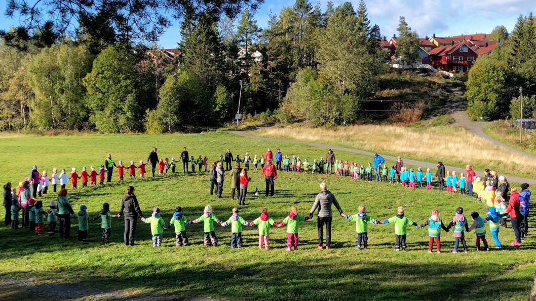 På starten av dagen møtes alle barn og voksne i en ring for å ønske hver enkelt barnehage velkommen. På starten av dagen møtes alle barn og voksne i en ring for å ønske hver enkelt barnehage velkommen.