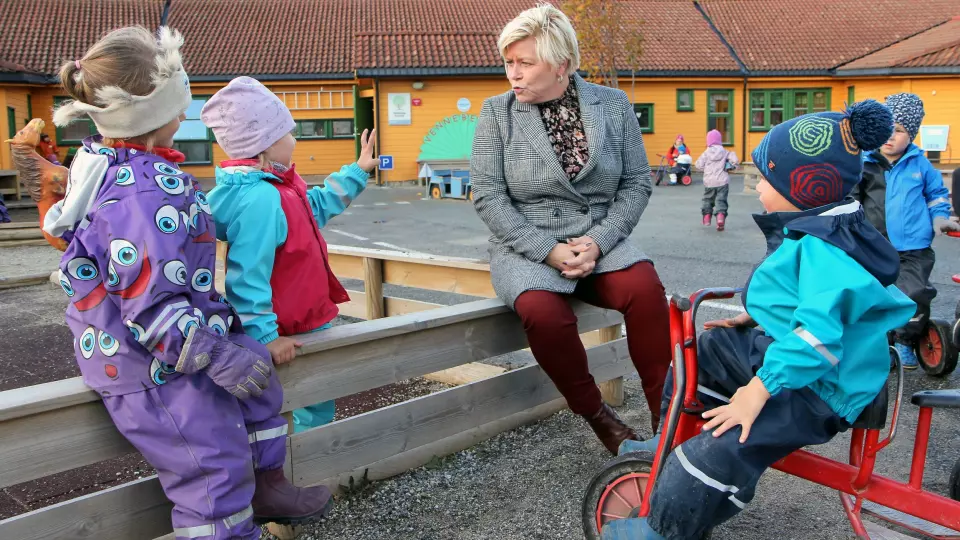 Finansminister Siv Jensen (Frp) på besøk i Breivika barnehage i Bodø for halvannen uke siden.