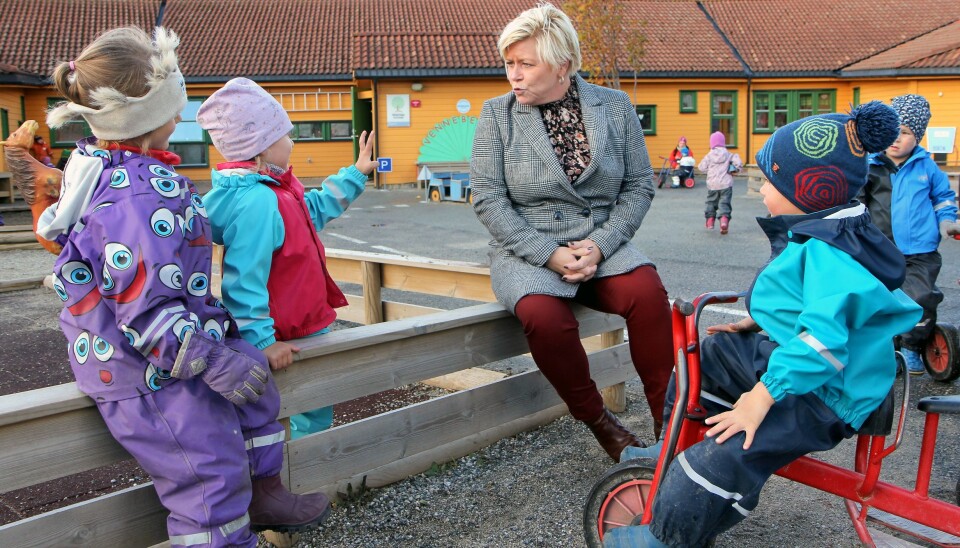 Siv Jensen (Frp) er en av forslagsstillerne. Bildet ble tatt i forbindelse med et barnehagebesøk da Siv Jensen var finansminister.