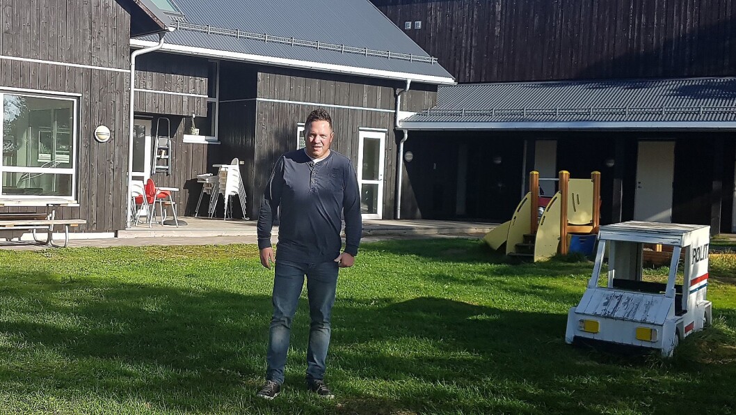 Styrer Raymond W. Tiochta i Huser Gårdsbarnehage er opptatt av å gi familiene litt ekstra. Han mener det ikke går ut over det pedagogiske tilbudet og nærværet med barna. Foto: Huser Gårdsbarnehage Styrer Raymond W. Tiochta i Huser Gårdsbarnehage er opptatt av å gi familiene litt ekstra. Han mener det ikke går ut over det pedagogiske tilbudet og nærværet med barna. Foto: Huser Gårdsbarnehage