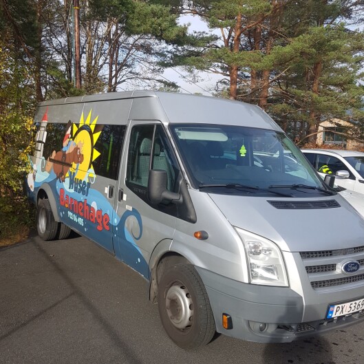 Minibussen til barnehagen brukes både til å ta barna med ut på turer - og til å transportere barn til og fra hjemmet. Minibussen til barnehagen brukes både til å ta barna med ut på turer - og til å transportere barn til og fra hjemmet.