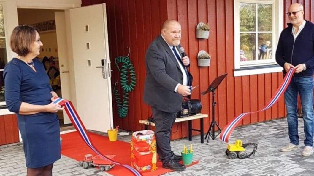 Varaordfører Rune Arstein i Nærøy kommune fikk æren av klippe snoren og erklære det nye barnehagebygget for offisielt åpnet. Varaordfører Rune Arstein i Nærøy kommune fikk æren av klippe snoren og erklære det nye barnehagebygget for offisielt åpnet.