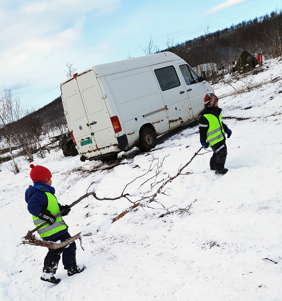 – Vi er en samisk barnehage. Noen av barna våre kommer fra reindriftsfamilier, men mange av barna ville ellers ikke hatt mulighet til å oppleve arbeidet som foregår ved reingjerdet, sier styrer Sissel Varsi.