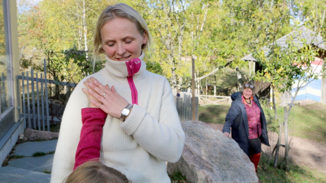 Førsteklassepedagog Gry Skjøttelvik ved Steinerskolen i Hurum følger seksåringene tett, både når de er alene som gruppe og sammen med de andre. Førsteklassepedagog Gry Skjøttelvik ved Steinerskolen i Hurum følger seksåringene tett, både når de er alene som gruppe og sammen med de andre.